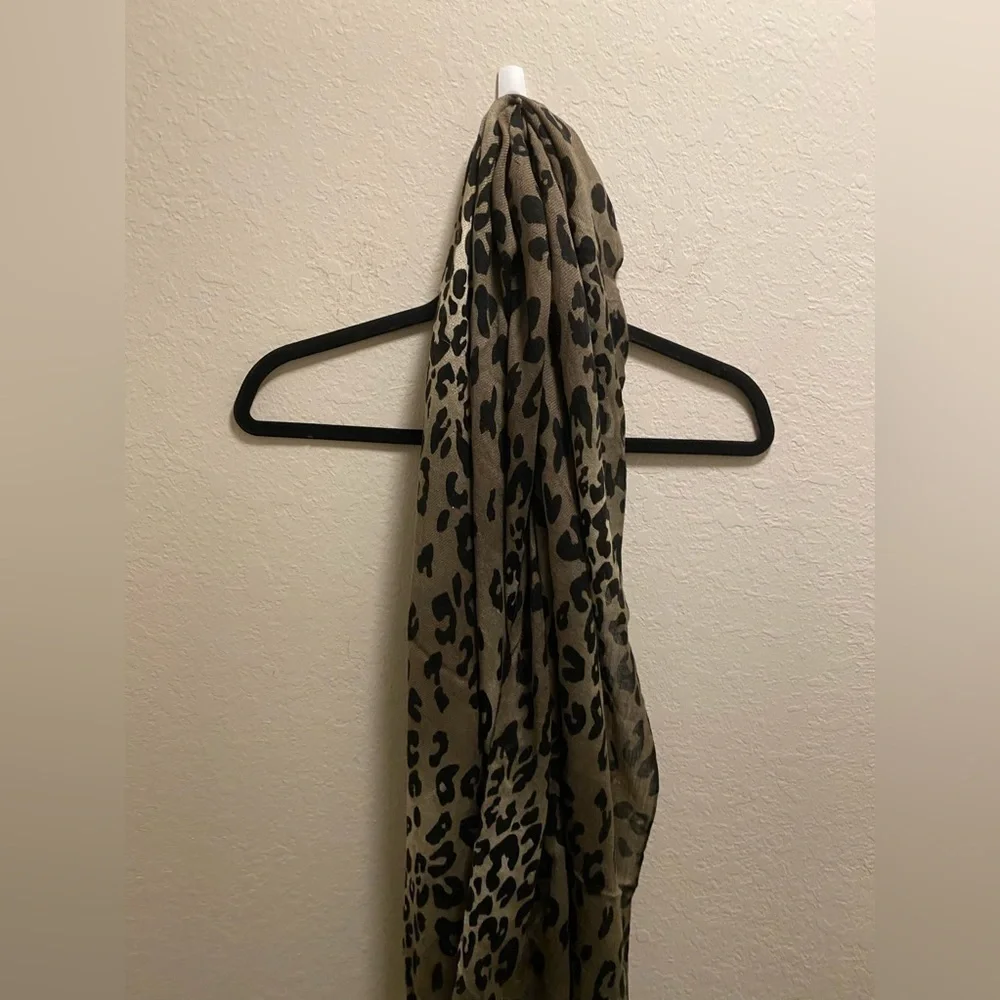 Leopard two-tone fringe scarf